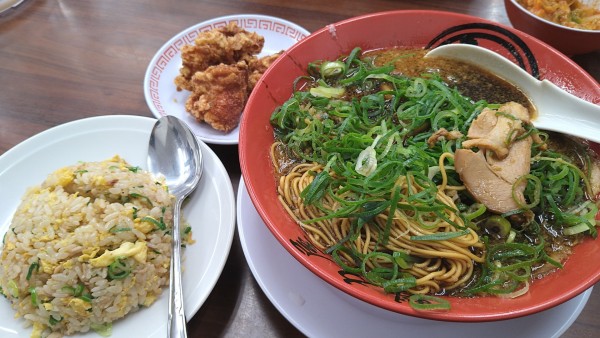「京都漆黒醤油ラーメン、焼きめし唐揚げ定食」@ラーメン魁力屋 三鷹大沢店の写真