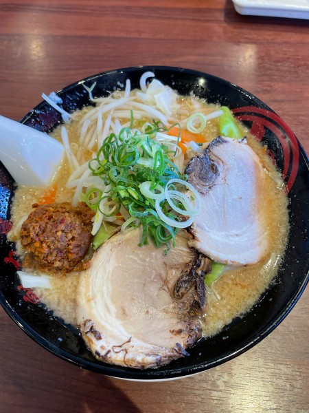 「北海道味噌らぁめん 990円」@ラーメン 魁力屋 日野万願寺店の写真
