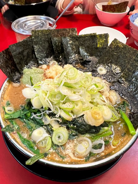 「ラーメン中ほうれん草薬味ネギのり」@家系ラーメン 王道 いしいの写真