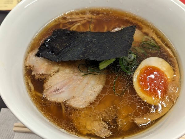 「醤油ラーメン」@支那そばや 本店の写真