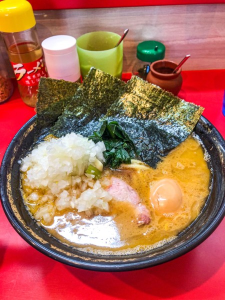 「ラーメン中盛+玉ねぎ+味玉」@家系総本山 ラーメン吉村家の写真