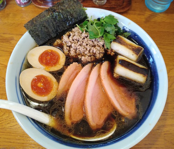 「【正月限定】鴨ねぎそば（黒正油）＋鴨チャー増し＝￥1050」@麺屋 鶏口の写真
