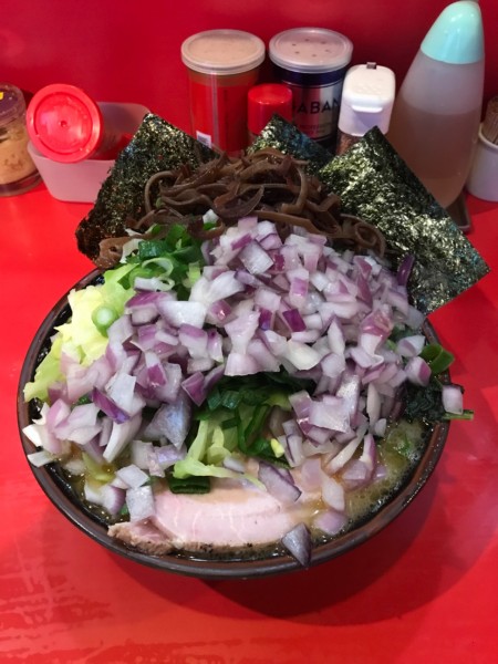 「ラーメン＋キャベツ＋九条ねぎ＋むらさきたまねぎW1,000円」@どんとこい家の写真