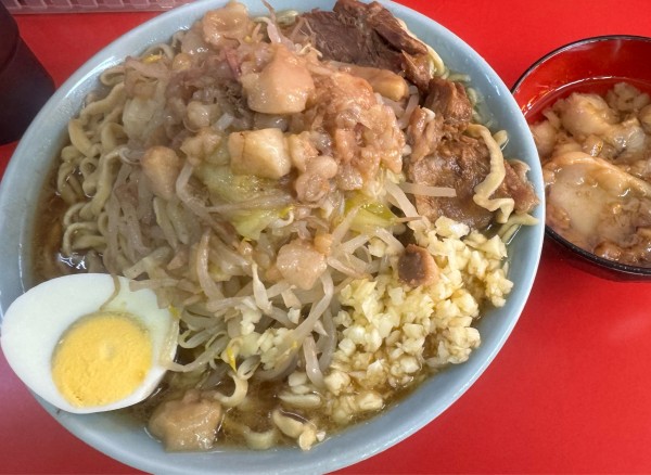 「ラーメン普通（400g）➕ブタカスアブラ」@ラーメン富士丸 東浦和店の写真