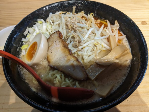 「濃厚辛味噌らーめん 粉チーズ」@ハイデン.コッコFACTORYサマンサ・タマサ 師岡町店の写真