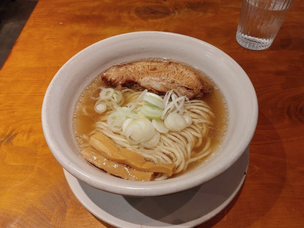 「らーめん　マクロ　一枚　1000円」@人類みな麺類 東京本店の写真