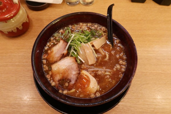 「【季節限定】～和味～煮干みそとんこつラーメン￥９３０」@くねくね 大須万松寺店の写真