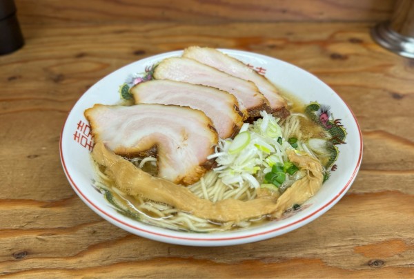 「細麺 塩¥880、中盛り¥120、焼豚¥300」@湘南の手前の写真
