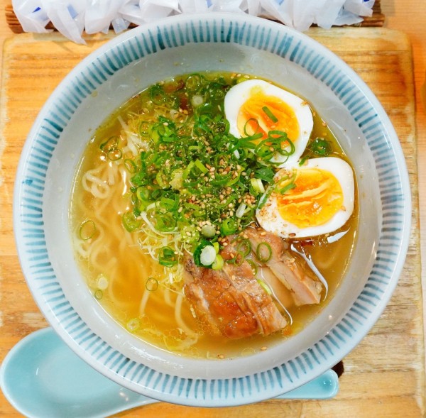「塩とりそば（半麺）＋玉子＋ビール小瓶」@元祖岡山とりそば 太田の写真