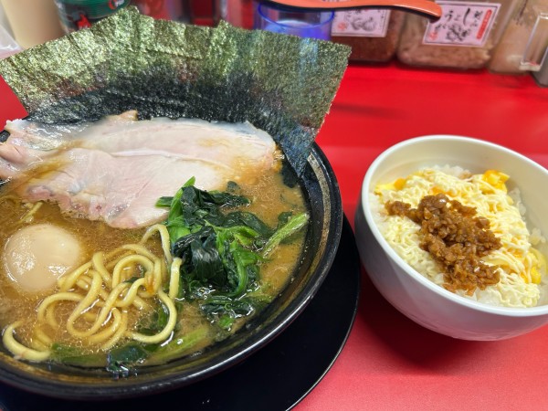 「ラーメン850円、玉子まぶし220円、味玉100円」@家系ラーメン王道家直伝 との丸家 松飛台店の写真