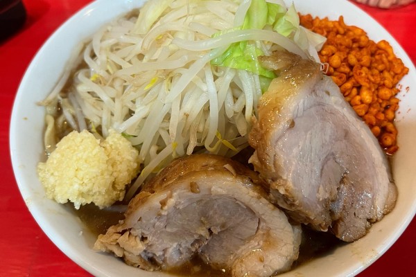 「ラーメン(小) ニンニクアブラカラアゲ」@鷹の目 大宮店の写真