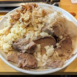豚ラーメン(300g)豚増し+ヤサイにんにくカラメ+すきやき