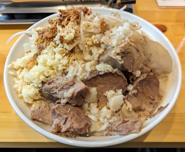 「豚ラーメン(300g)豚増し+ヤサイにんにくカラメ+すきやき」@時は豚なりの写真