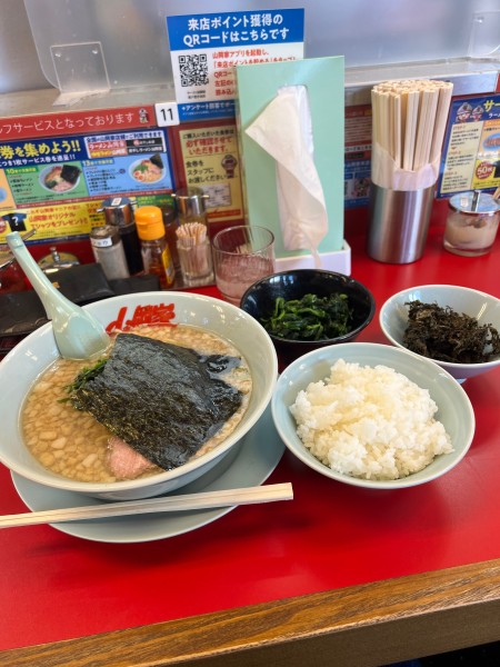 「醤油ラーメン　ほうれん草　黒バラ　ライス」@ラーメン山岡家 松戸北小金店の写真