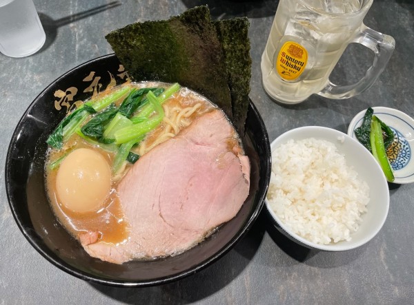 「味玉らーめん+半ライス+ハイボール」@宮元製麺の写真