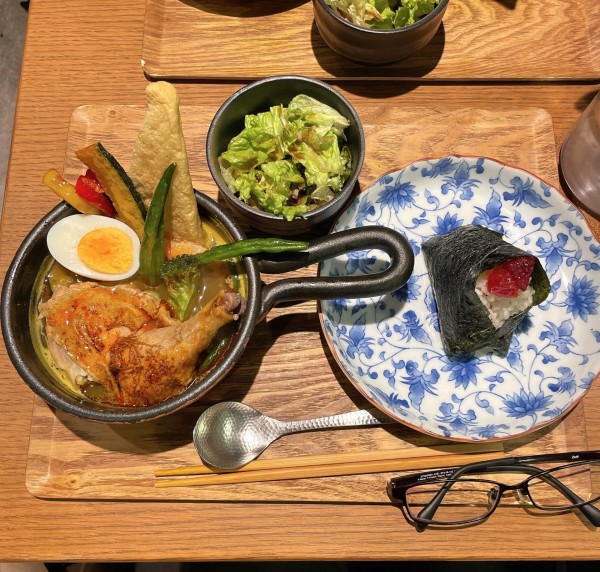 「しっとり柔らかチキンレッグスープカレー（4辛） 高級 すじこ」@土鍋カリー ぼんたの写真