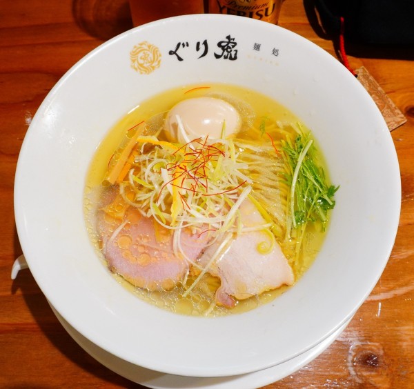 「鶏塩ラーメン＋謹製味玉＋瓶ビール小瓶」@麺処 ぐり虎 本店の写真