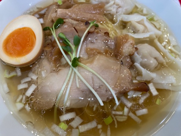 「とりそば+ワンタン」@鳥藤とりそばスタンド グランスタ東京店の写真