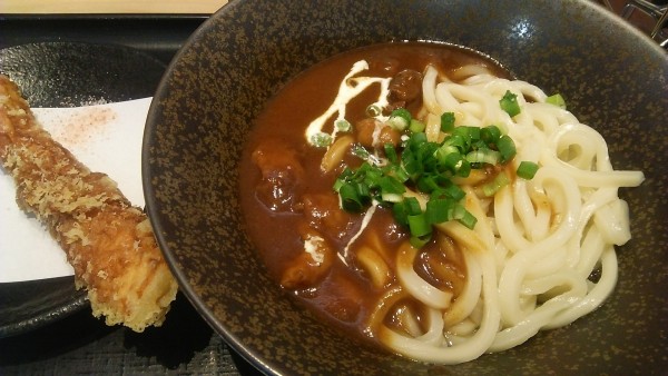 「牛すじカレーうどん 1130円＋ちくわ天1本 160円」@山下本気うどん 新宿歌舞伎町の写真