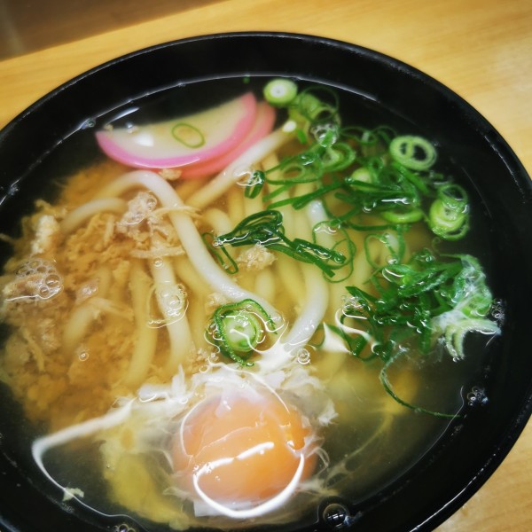 「月見かしわうどん」@博多ホームうどんの写真