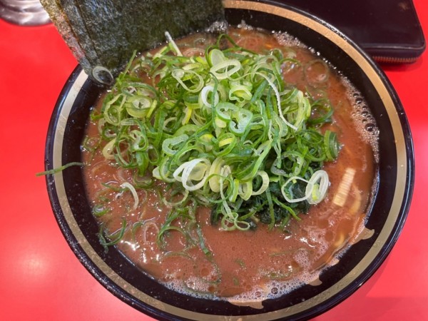 「ラーメン中950円＋九条ネギ150円」@横浜家系ラーメン 大﨑家の写真