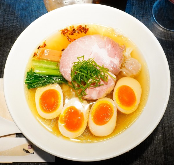 「らー麺 塩味＋半熟煮玉子＋くんたま＋ビール小瓶」@らーめん 鉢ノ葦葉の写真