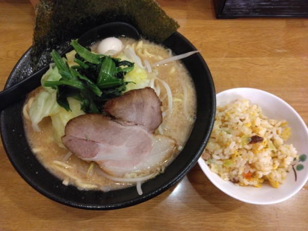 「豚骨醤油キャベモヤラーメン950円(ランチ小チャーハン無料)」@横浜家系ラーメン こんばの写真