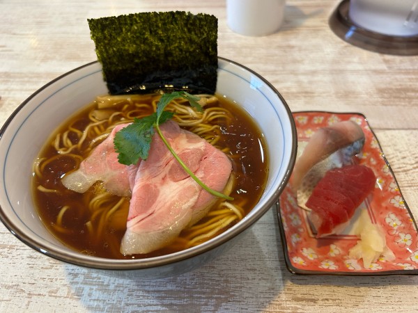 「四つ葉そば1000円、にぎり（2貫）400円」@中華そば 四つ葉の写真