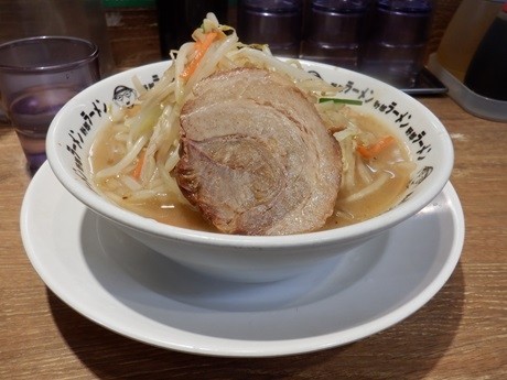 「豚骨野郎　並盛り」@野郎ラーメン 高田馬場店の写真