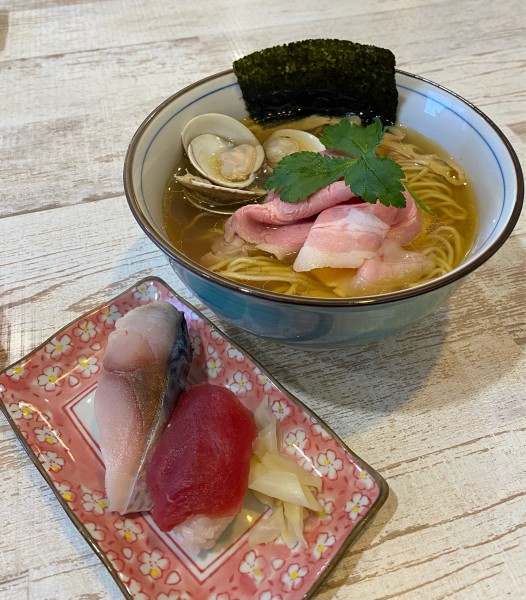 「蛤そば¥1200＆本日のにぎり(〆サバ・まぐろ)¥400」@中華そば 四つ葉の写真