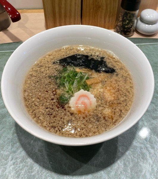 「背脂魚介らぁ麺¥1080 (チャーシュー→知床鶏もも肉)」@らぁ麺 花萌葱の写真