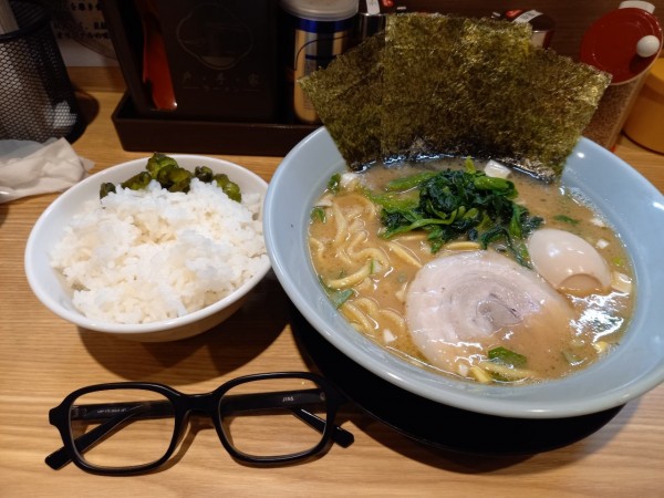 「醤油玉子豚骨ラーメン」@横浜家系らーめん 戸手家の写真