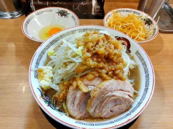 「小ラーメン＋ネギ(別皿)､生卵」@ラーメン豚山 恵比寿店の写真