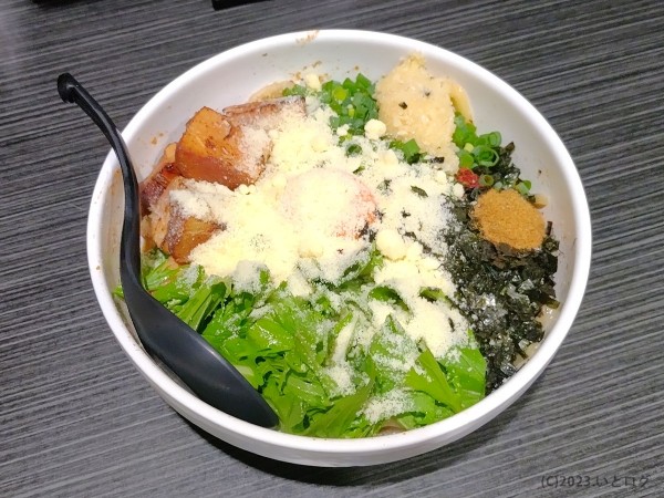 「看板まぜそば（麺大盛り＋チーズ）」@らーめんまぜそば あらし 錦本店の写真