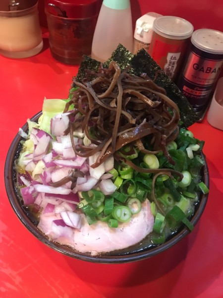 「ラーメン＆キャベツ＋九条ねぎ＋むらさきたまねぎW1,000円」@どんとこい家の写真