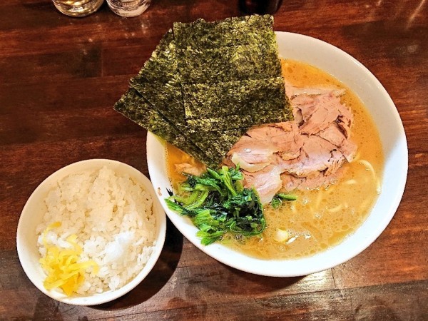 「中盛チャーシューメン、ごはん」@洞くつ家の写真