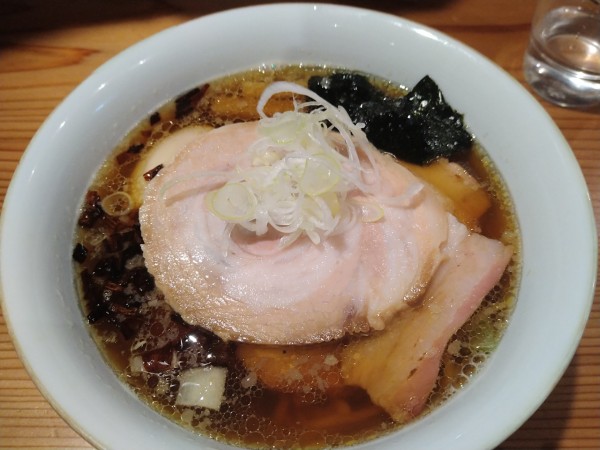 「特製醤油（手揉み麺）1,350円」@らぁめん鴇の写真