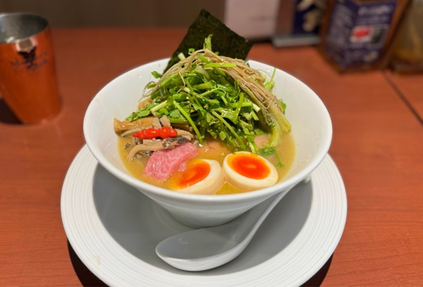 「【限定】大間まぐろ出汁と一町田せりの中華蕎麦¥1800」@酒肴場 屯の写真