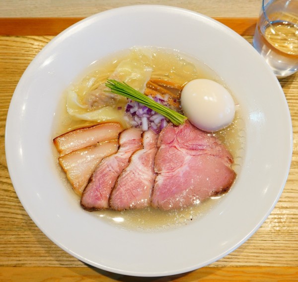 「特製中華蕎麦＜塩＞」@宍道湖しじみ中華蕎麦 琥珀 東京本店の写真