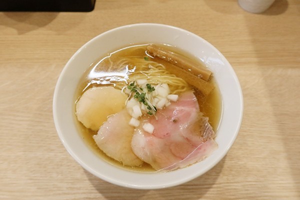 「白醤油らーめん￥９５０」@麺屋 伊藤の写真