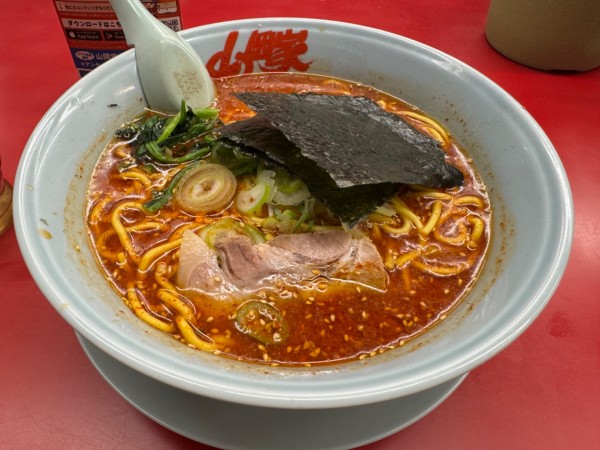 「辛味噌ラーメン激辛」@ラーメン山岡家 伊勢崎宮子店の写真