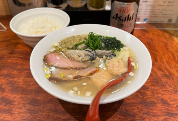 「牡蠣の塩そば、牡蠣のコンフィ（小）×3、海老ワンタン、白ご飯」@三馬路 東京店の写真