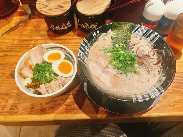 「ラーメン＋まかない丼」@博多一双 博多駅東本店の写真