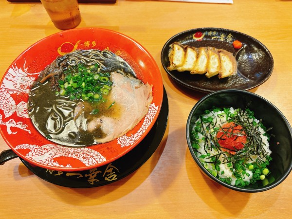 「黒ラーメン＋博多明太丼＋餃子」@博多一幸舎 博多デイトス店の写真