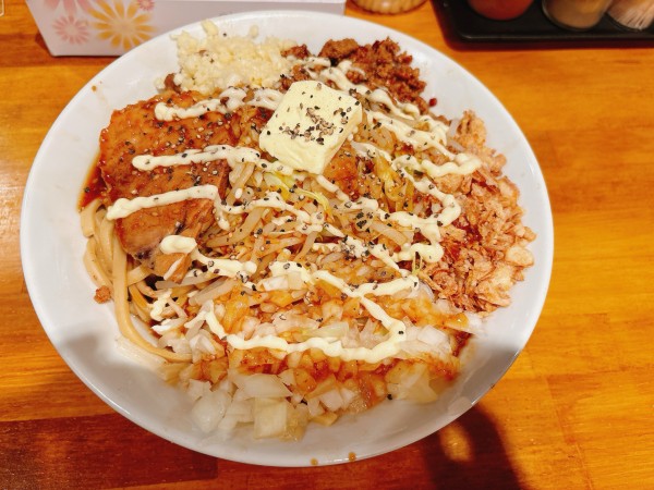 「ガリバタまぜそば＋麺マシ」@豚ギャング 天神本店の写真