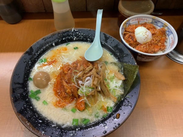 「ホルモンメン＋ホルモン丼」@屋台ラーメンとんこつ貴生 稔台店の写真