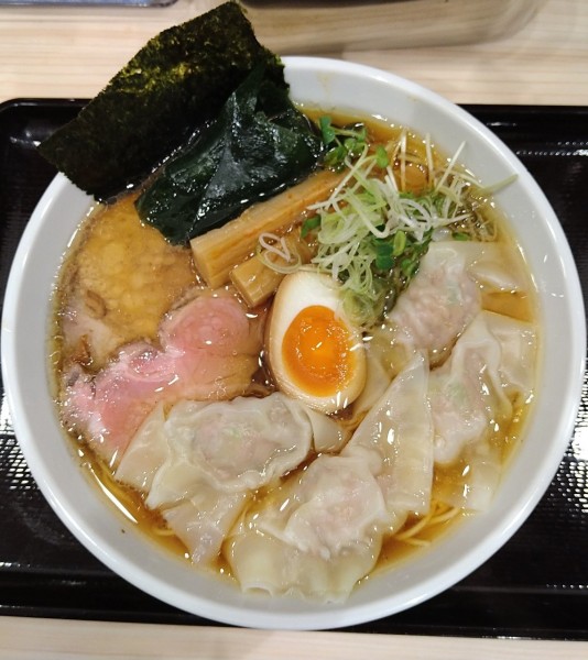 「らぁ麺 醤油 900円 ワンタン200円」@麺や ぱんだの写真