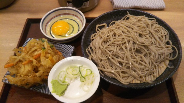 「もり蕎麦、かきあげ、生玉子」@十割蕎麦 さがたに 新宿京王モール店の写真