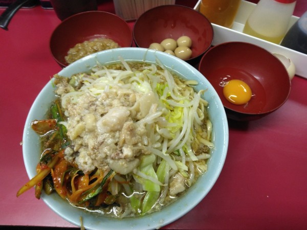 「小ラーメン、ピリ辛ニラダレ、うずら」@ラーメン二郎 中山駅前店の写真