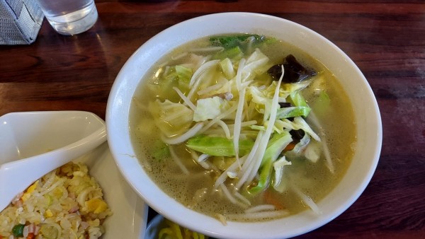 「タンメンと半チャーハンセット 950円」@再光軒 足立入谷店の写真